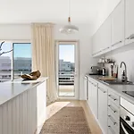 57 Bee Marina - Boutique Hideaway With Pool Appartement