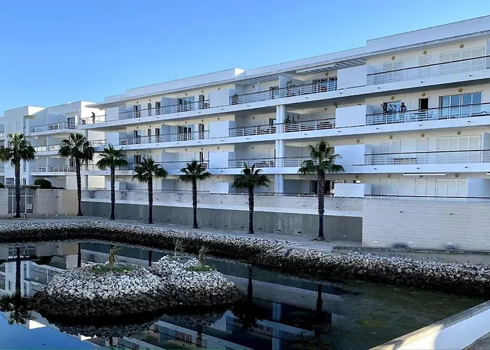 57 Bee Marina - Boutique Hideaway With Pool Апартаменты *